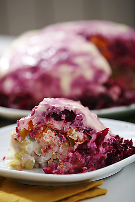 포토 JPG 해외이미지 접시 음식 빵 토마토 채소 감자 요리 사람없음 검은색 식사 저녁식사 당근 샐러드 신선 베이컨 마요네즈 점심식사 비트 삶기 청어 해외포토 식기 컬러 뿌리채소 돼지고기 어류 소스_음식 파일형식 이미지허브