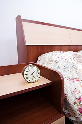 포토 JPG 해외이미지 라이프스타일 시계 베개 탁자 아침 주택 실내 사람없음 내부 침실 방 흰색 침대 시간 잠 속도 공포 거짓말 취침시간 해외포토 주간 컬러 가구 침구 건물 생활 파일형식 이미지허브