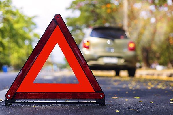 포토 JPG 해외이미지 주간 도로 자동차 사람없음 야외 아웃포커스 삼각형 위험 비상등 해외포토 자연요소 도형 길 육상교통 컨셉 교통시설 촬영기법 파일형식 이미지허브