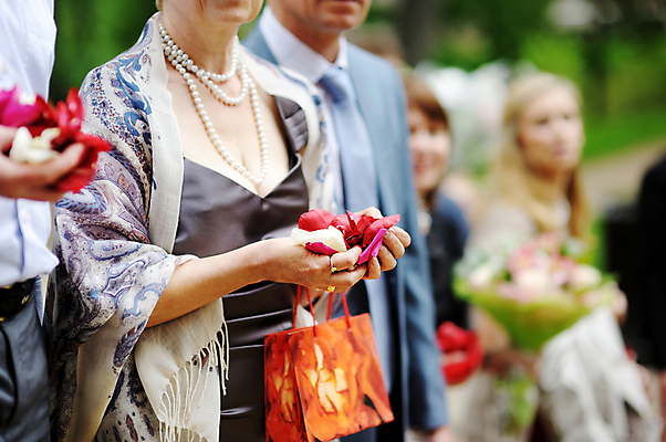 포토 JPG 해외이미지 전통 여자 꽃잎 꽃 행복 결혼 결혼식 함께함 관리 사랑 사람없음 빨간색 컬러풀 장미 교회 검은색 기쁨 축하 기다림 던지기 닫기 보석 준비 들러리 순간 해외포토 식물 감정 컬러 컨셉 종교건축 모션 사람 이벤트 건물 광석 하객 파일형식 이미지허브