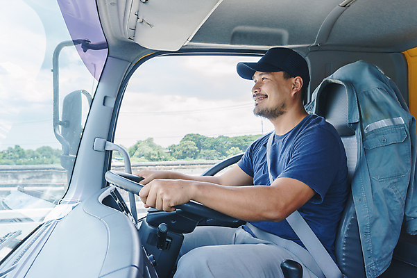 포토 JPG 해외이미지 백인 직업 남자 행복 산업 도로 중년 비즈니스 교통시설 자동차 노동자 실내 한명 안전 사람 동양인 성인 30대 트럭 화물 작업 바퀴 고속도로 운전사 서비스 짐차 트레일러 보험 해외포토 서양인 1 감정 길 육상교통 교통 인종 내부 장년 운송업 시설 파일형식 이미지허브