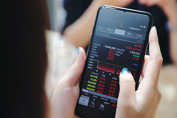 포토 JPG 해외이미지 손 그래프 아웃포커스 신체부위 스마트폰 사무실 잡기 소프트포커스 주식 해외포토 비즈니스 모션 촬영기법 사람 금융 핸드폰 스마트기기 파일형식 이미지허브