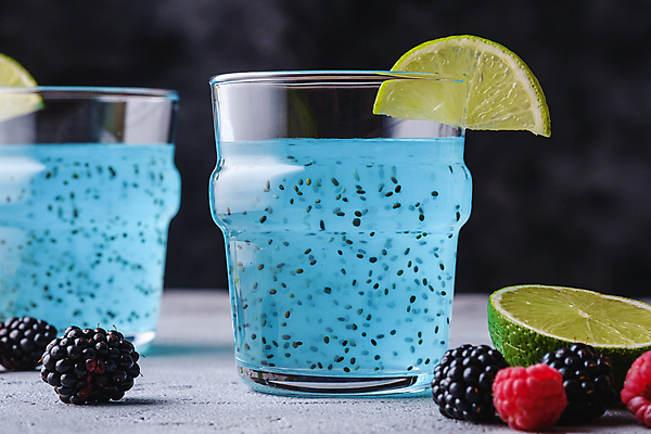 포토 JPG 해외이미지 조각 잔 사람없음 파란색 칵테일 레몬 슬라이스 산딸기 블랙베리 콘크리트 치아시드 해외포토 식기 컬러 과일 주류 씨앗 파일형식 이미지허브