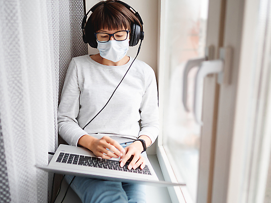 포토 JPG 해외이미지 직업 여자 음악 인터넷 통신 창문 주택 실내 가면 한명 사람 성인 노트북 컴퓨터 헤드폰 소리 키보드 연결 언론 타입 고립 전염병 프리랜서 해외포토 1 음향기기 문화예술 내부 건물 전자제품 질병 파일형식 이미지허브