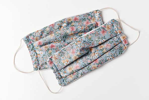 포토 JPG 해외이미지 2 탁자 마스크 사람없음 흰색 직물 면 보호 질병 바느질 전염 편리함 전염병 핸드메이드 해외포토 컬러 가구 컨셉 의학 감염 파일형식 이미지허브