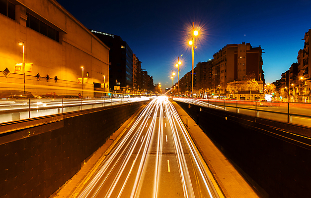 포토 JPG 해외이미지 도로 선 여행 백그라운드 이동 건축양식 교통시설 모션 자동차 하늘 추상 거리 버스 풍경 사람없음 건물 파란색 빛 도시풍경 어둠 황혼 새벽 운전 도시 스페인 도심 야간 저녁 소프트포커스 속도 장면 타운 바르셀로나 스카이라인 빛망울 블러 해외포토 자연요소 건축물 건축 유럽 길 육상교통 컬러 교통 컨셉 무늬 대중교통 촬영기법 일몰 시설 파일형식 이미지허브