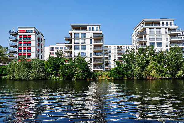 포토 JPG 해외이미지 나무 식물 건축양식 하늘 부동산 아파트 주택 건설업 사람없음 건물 물 파란색 강 탑 맑음 고층빌딩 블록 발코니 흰색 도시 시장 재산 고급 투자 운하 콘도 베를린 연립주택 개발 채널 해외포토 자연요소 건축물 건축 산업 컬러 컨셉 비즈니스 숙소 날씨 독일 빌딩 금융 파일형식 이미지허브
