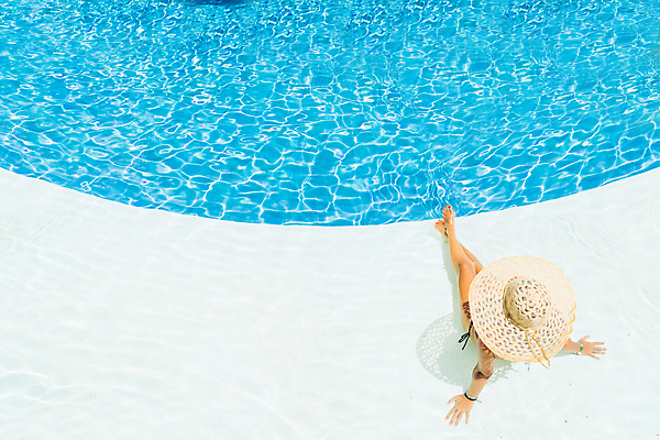 포토 JPG 해외이미지 1 손 여자 수영복 바다 자연 휴가 휴식 건강 한명 사람 앉기 야외 물 파란색 비키니 컬러풀 햇빛 태양 평화 맑음 수영 스파 흰색 뜨거움 가장자리 피부 장면 이국적 해외포토 자연요소 옷 컬러 컨셉 모션 날씨 신체부위 수상스포츠 둘레 생태계 파일형식 이미지허브