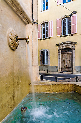 포토 JPG 해외이미지 식물 외관 유럽 벽 여행 백그라운드 건축양식 거리 주택 사람없음 건물 물 여름 달리기 마을 흐름 프랑스 바위 시골 신선 지중해 분수 그림 타운 남쪽 프랑스어 옛날 프로방스 해외포토 자연요소 문자 건축물 계절 건축 나라 바다 컨셉 모션 돌_바위 도시 방향 파일형식 이미지허브