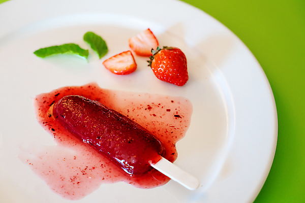 포토 JPG 해외이미지 접시 열매 음식 백그라운드 잎 과일 재료 딸기 아이스크림 디저트 건강 3 사람없음 빨간색 얼음 추위 흰색 신선 막대기 달콤 정상 시원함 먹기 민트 허브 상쾌 서리 봉 블랙베리 팝 핸드메이드 카피스페이스 비건 해외포토 자연요소 식물 식기 감정 컬러 모션 공백 맛 채식주의자 파일형식 이미지허브