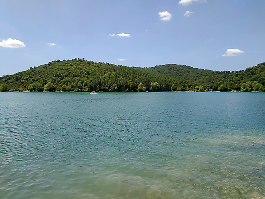 포토 JPG 해외이미지 호수 여행 자연 하늘 산 따뜻함 사람없음 야외 초록색 물 파란색 평화 맑음 프랑스 성자 숲 지중해 남쪽 내추럴 프랑스어 해외포토 자연요소 문자 유럽 종교 바다 컬러 컨셉 날씨 방향 생태계 파일형식 이미지허브