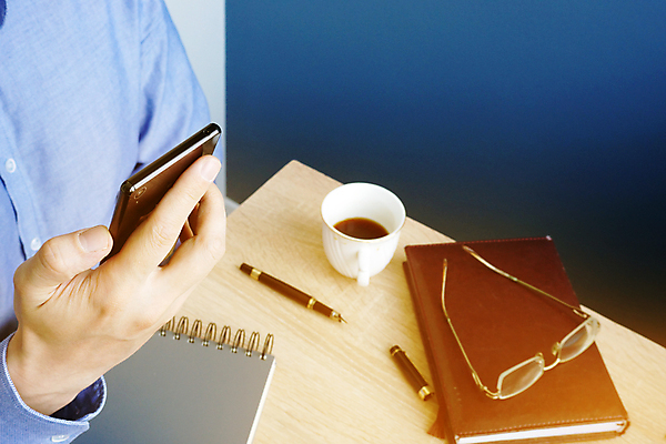 포토 JPG 해외이미지 라이프스타일 손 남자 인터넷 비즈니스 통신 탁자 모바일 주택 세포 사람 앉기 사람없음 스마트폰 핸드폰 사무실 독서 디지털 잡기 업무 메시지 무선전화기 스마트 문자메시지 터치스크린 해외포토 가구 컨셉 모션 건물 생활 신체부위 전자제품 스마트기기 작업 전화기 파일형식 이미지허브