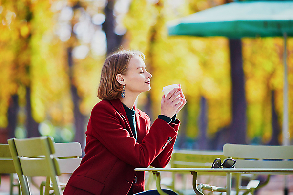 포토 JPG 해외이미지 모델 옷 공원 유럽 커피 음료 잎 의자 탁자 거리 따뜻함 한명 사람 성인 야외 빨간색 빛 금발 선글라스 노란색 유행 식당 초콜릿 맑음 산책 카페 코트 프랑스 도시 뜨거움 우아함 이발 날씬함 주말 프랑스어 스타일 파리(프랑스) 해외포토 식물 문자 1 헤어스타일 공공시설 나라 안경 컬러 가구 컨셉 날씨 휴식 디저트 상점 외투 몸매 파일형식 이미지허브