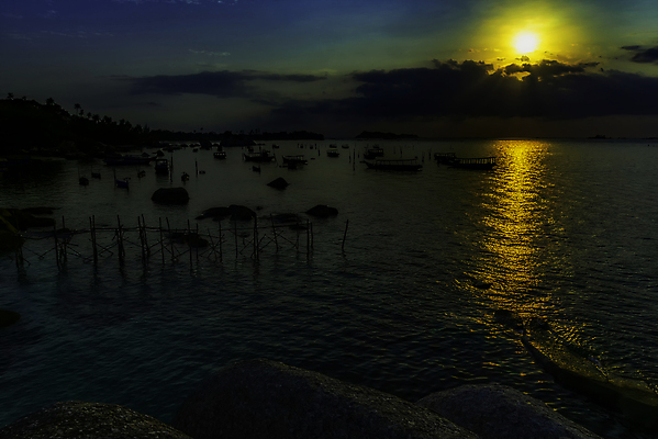 포토 JPG 해외이미지 구름 실루엣 아시아 바다 섬 여행 자연 하늘 휴가 풍경 사람없음 야외 목재 가로 물 태양 어둠 일몰 바위 시골 보트 인도네시아 해외포토 자연요소 나무 나라 배_교통 재료 촬영기법 노을 돌_바위 생태계 파일형식 이미지허브