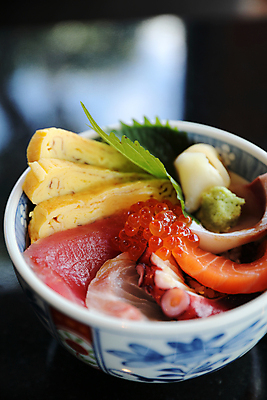 포토 JPG 해외이미지 그릇 검은배경 실내 사람없음 고추냉이 덮밥 계란말이 연어알 일본음식 카이센동 해외포토 식기 음식 백그라운드 내부 알 검은색 양념 계란요리 파일형식 이미지허브