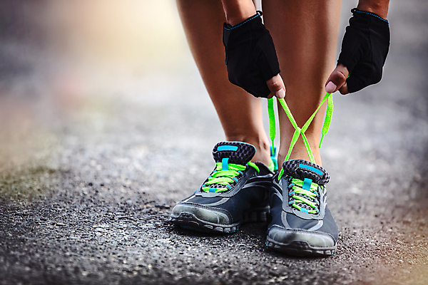 포토 JPG 해외이미지 라이프스타일 공원 여자 스포츠 포즈 운동화 신발 신체 건강 한명 사람 야외 운동복 달리기 조깅 운동 에너지 문신 연습 준비 마라톤 달리기선수 선로 양발 운동화끈 해외포토 1 옷 공공시설 모션 경기 생활 끈 육상스포츠 육상선수 파일형식 이미지허브