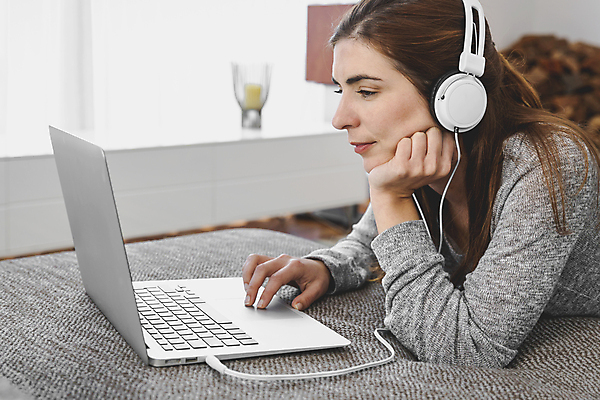 포토 JPG 해외이미지 백인 라이프스타일 행복 음악 겨울 인터넷 통신 주택 실내 따뜻함 한명 사람 장식 노트북 스터디 컴퓨터 소파 헤드폰 방 듣기 추위 업무 연결 무선전화기 읽기 벽난로 리빙 거짓말 단절 해외포토 서양인 1 계절 감정 음향기기 의자 모션 문화예술 내부 건물 생활 전자제품 학습 작업 전화기 파일형식 이미지허브