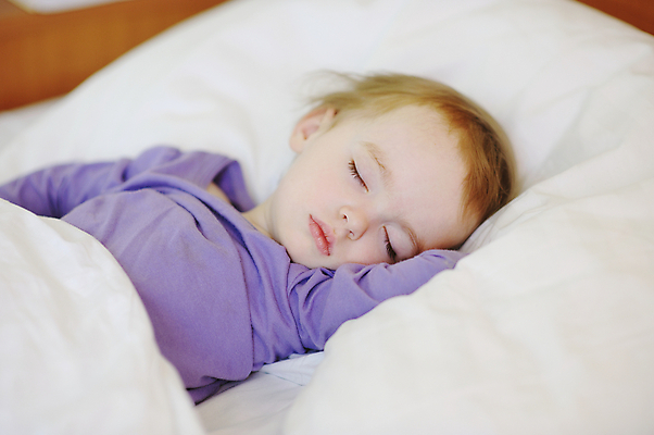 포토 JPG 해외이미지 백인 딸 행복 감정 얼굴 어린이 사랑 한명 사람 파란색 컬러풀 뷰티 흰색 표현 아기 잠 달콤 작음 담요 부드러움 걸음마 결백 돌봄 취급주의 해외포토 서양인 1 컬러 가족 모션 경고 신체부위 감각 맛 크기 파일형식 이미지허브