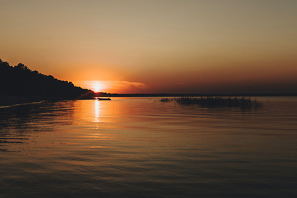포토 JPG 해외이미지 실루엣 호수 바다 백그라운드 오렌지 자연 하늘 사람없음 빨간색 물 반사 어둠 황혼 일몰 새벽 보트 저녁 그림 내추럴 잔물결 카피스페이스 해외포토 자연요소 물결 컬러 배_교통 과일 촬영기법 노을 공백 야간 생태계 파일형식 이미지허브