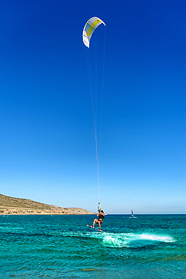 포토 JPG 해외이미지 스포츠 파도 바다 섬 하늘 바람 휴가 사람없음 야외 여름 파란색 도전 윈드서핑 서핑 그리스 연 서퍼 그리스인 프리스타일 해외포토 자연요소 서양인 계절 유럽 컬러 날씨 운동선수 놀이용품 수상스포츠 파일형식 이미지허브