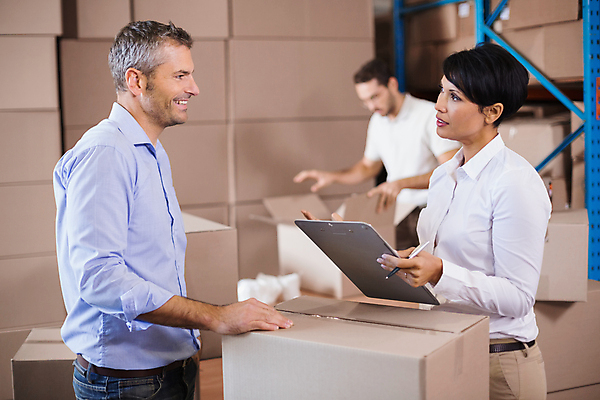 포토 JPG 해외이미지 백인 여자 남자 40대 중년 실내 말하기 대화 들기 상반신 20대 성인 옆모습 아웃포커스 세명 30대 상자 마주보기 작업 비즈니스우먼 확인 물류창고 해외포토 서양인 뷰포인트 비즈니스 모션 촬영기법 사람 청년 내부 장년 직장인 창고 파일형식 이미지허브