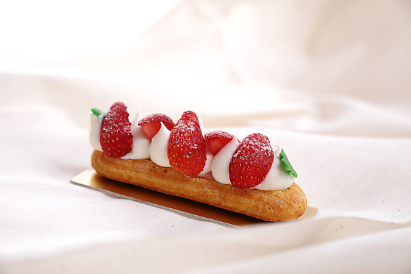 포토 JPG 해외이미지 딸기 디저트 실내 사람없음 한개 초콜릿 달콤 흰배경 슈크림 프랑스음식 에클레어 해외포토 1 음식 백그라운드 과일 서양음식 내부 흰색 맛 크림 파일형식 이미지허브