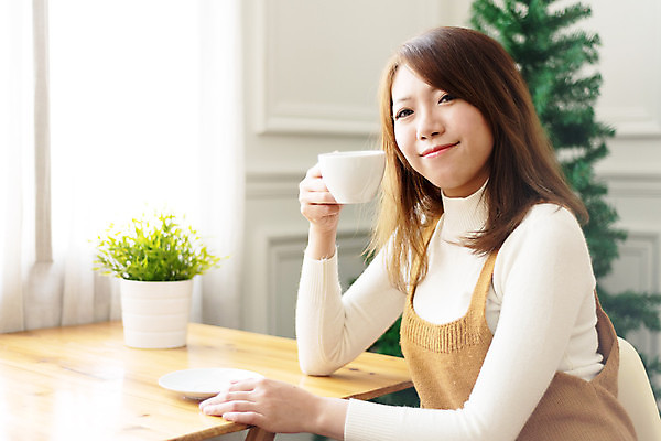 포토 JPG 해외이미지 식물 라이프스타일 여자 행복 커피 음료 탁자 아침 휴식 디저트 주택 실내 한명 웃음 사람 앉기 동양인 컵 빛 햇빛 태양 뷰티 카페 방 표현 커튼 만족 긍정 부드러움 점심식사 심기 해외포토 주간 자연요소 1 식기 감정 음식 가구 컨셉 모션 표정 인종 내부 건물 생활 상점 식사 감각 파일형식 이미지허브