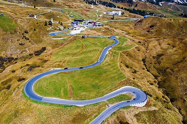 포토 JPG 해외이미지 유럽 도로 자동차 자연 산 파노라마 풍경 사람없음 야외 초록색 햇빛 계곡 이탈리아 하이킹 가을 알프스 굴곡 명승지 해외포토 계절 나라 길 육상교통 컬러 교통시설 레저 촬영기법 태양 생태계 파일형식 이미지허브