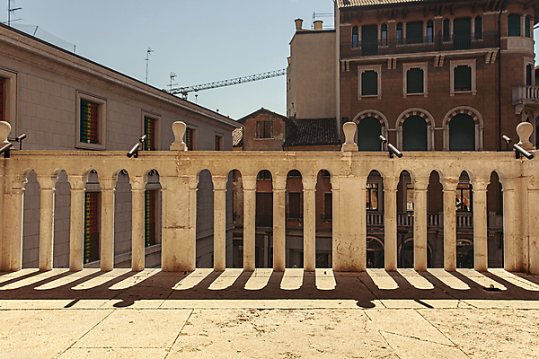 포토 JPG 해외이미지 주간 유럽풍경 난간 하늘 유럽건축 그림자 사람없음 야외 건물 이탈리아 해외포토 자연요소 건축물 유럽 서양건축 풍경 파일형식 이미지허브