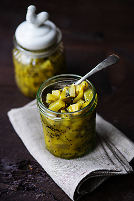 포토 JPG 해외이미지 검은배경 유리병 실내 키위 사람없음 숟가락 과일잼 과일조각 해외포토 조각 백그라운드 과일 병_용기 수저 내부 검은색 잼 파일형식 이미지허브