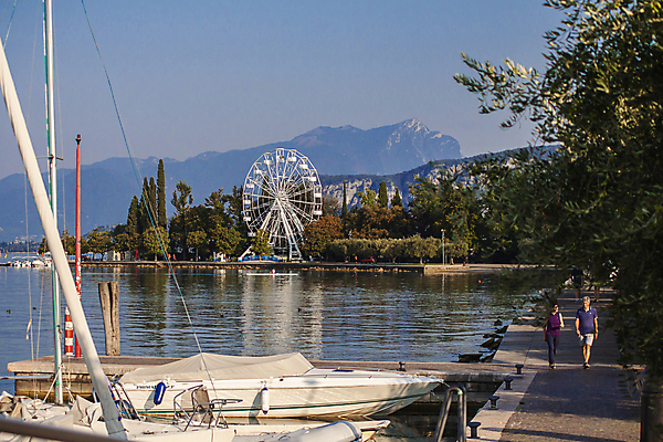 포토 JPG 해외이미지 주간 호수 유럽풍경 하늘 사람없음 야외 항구 이탈리아 보트 대관람차 산골 해외포토 자연요소 유럽 배_교통 교통시설 풍경 놀이기구 파일형식 이미지허브