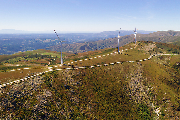 포토 JPG 해외이미지 유럽 산업 밭 자연 하늘 바람 기술 안테나 파노라마 풍경 사람없음 농장 환경 탑 힘 기계 재활용 풍차 발전기 에너지 농촌 시골 칼날 그린에너지 풍력에너지 포르투갈 프로펠러 유지 방앗간 드론 생태학 조감도 호밀 해외포토 자연요소 건축물 교육 나라 농업 통신 날씨 곡류 촬영기법 발전소 친환경 생태계 파일형식 이미지허브
