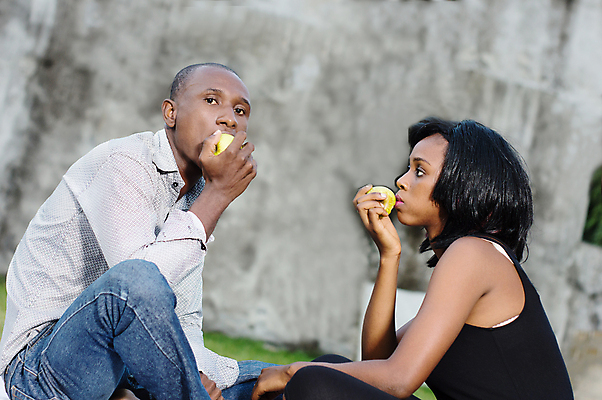 포토 JPG 해외이미지 라이프스타일 커플 공원 음식 결혼 관계 휴가 함께함 발렌타인데이 건강 성인 두명 독서 소풍 정원 시골 잡기 쌍 먹기 해외포토 공공시설 컨셉 모션 데이이벤트 사람 이벤트 생활 야외활동 파일형식 이미지허브