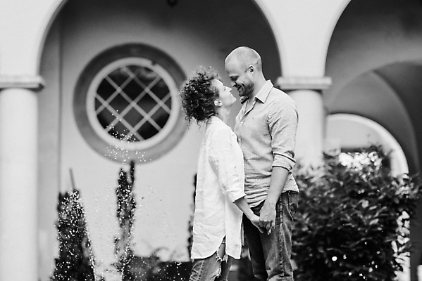 포토 JPG 해외이미지 헤어스타일 옷 남자 감정 유럽 안경 벽 2 거리 사랑 두명 갈색 유행 걷기 기쁨 바위 청바지 계산 블라우스 옛날 혼자 해외포토 잡화 나라 컬러 상의 바지 모션 사람 돌_바위 파일형식 이미지허브