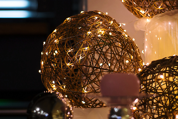 포토 JPG 해외이미지 디자인 계절 행복 백그라운드 크리스마스 겨울 전구 공 추상 휴가 새로움 거리 주택 매달리기 사람없음 장식 빛 컬러풀 검은색 축제 장식볼 흰색 램프 축하 원형 닫기 소프트포커스 연도 심볼 보케 전자 철사 고립 블러 여의주 주도 해외포토 도형 기념일 감정 컬러 컨셉 무늬 모션 조명 촬영기법 건물 예절 파일형식 이미지허브