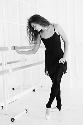 포토 JPG 해외이미지 전신 백인 여자 흑백 실내 한명 서기 사람 성인 앞모습 다리꼬기 우아함 발레 발레리나 발레복 성인여자한명만 내려보기 해외포토 서양인 1 옷 뷰포인트 컨셉 모션 촬영기법 내부 춤 여자한명만 성인여자만 파일형식 이미지허브
