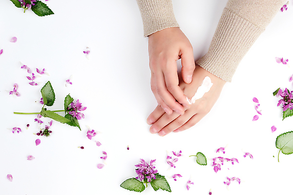 포토 JPG 해외이미지 손 꽃잎 꽃 잎 실내 신체부위 뷰티 화장품 크림 흰배경 바르기 해외포토 식물 백그라운드 모션 사람 내부 흰색 파일형식 이미지허브