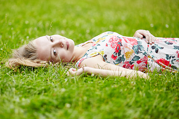 포토 JPG 해외이미지 모델 드레스 공원 유럽 얼굴 자연 휴가 한명 사람 야외 초록색 여름 흰색 시골 긍정 거짓말 해외포토 1 옷 계절 공공시설 나라 컬러 컨셉 신체부위 생태계 파일형식 이미지허브