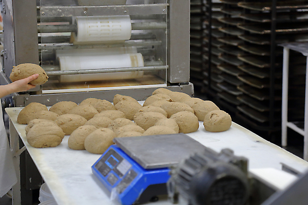 포토 JPG 해외이미지 손 공장 실내 저울 들기 신체부위 소프트포커스 반죽 해외포토 공업 모션 촬영기법 사람 내부 파일형식 이미지허브