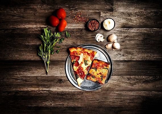 포토 JPG 해외이미지 음식 조각 토마토 재료 부분 검은배경 치즈 피자 패스트푸드 마늘 육류 사람없음 검은색 식사 저녁식사 버섯 이탈리아 껍질 신선 뜨거움 소시지 맛 정크푸드 폐기물 굽기 향신료 올리브 슬라이스 반죽 점심식사 고립 모짜렐라치즈 살라미 페퍼로니 해로움 핸드메이드 해외포토 열매 유럽 컬러 백그라운드 컨셉 채소 식재료 유제품 서양음식 가공식품 인스턴트 쓰레기 구이 향미료 파일형식 이미지허브