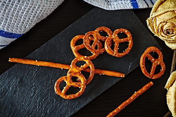 포토 JPG 해외이미지 검은배경 실내 사람없음 하이앵글 막대과자 브레첼 미니프레즐 해외포토 뷰포인트 백그라운드 디저트 내부 과자 검은색 파일형식 이미지허브