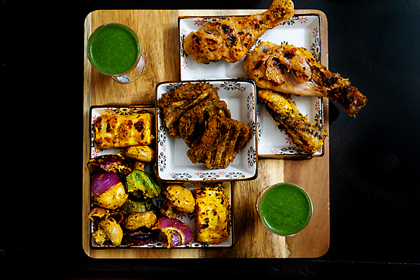 포토 JPG 해외이미지 음식 재료 불 양파 치즈 파프리카 육류 요리 사람없음 식사 치킨 시골 뜨거움 꼬치 그릴 소프트포커스 바비큐 굽기 민트 보케 건강식 점심식사 케밥 목판 핸드메이드 화상 카피스페이스 해외포토 자연요소 채소 식재료 주방용품 유제품 촬영기법 공백 상처 구이 허브 닭고기요리 파일형식 이미지허브