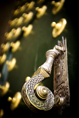 포토 JPG 해외이미지 전통 손 건축양식 주택 손잡이 사람없음 건물 목재 장식 문 금속 수확 골동품 화려 황금 철 묘사 질감 대문 옛날 해외포토 나무 건축물 건축 컨셉 농업 재료 재질 신체부위 파일형식 이미지허브