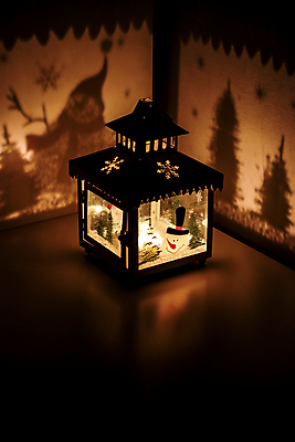 포토 JPG 해외이미지 별 크리스마스장식 크리스마스 눈사람 전등 실내 그림자 사람없음 내부 장식 빛 반짝임 크리스마스트리 반사 어둠 새벽 등불 투명 눈송이 화려 영혼 분위기 야간 저녁 편안함 번개 벽난로 문학 마법 야광 빛망울 광 해외포토 자연요소 기념일 컨셉 모션 날씨 조명 눈_날씨 감각 파일형식 이미지허브