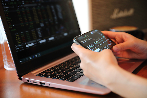 포토 JPG 해외이미지 손 그래프 들기 신체부위 노트북 스마트폰 주식 분석 투자 해외포토 컨셉 비즈니스 모션 사람 금융 전자제품 핸드폰 스마트기기 파일형식 이미지허브