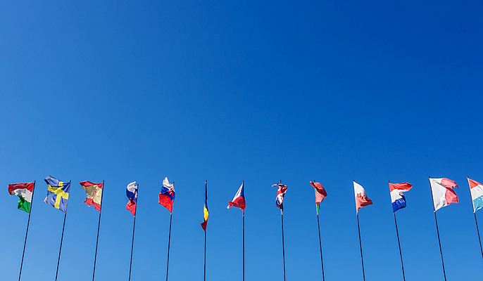 포토 JPG 해외이미지 유럽 물결 비즈니스 하늘 날리기 바람 협력 함께함 사람없음 야외 가로 파란색 세계 글로벌 평화 깃발 그룹 정상 심볼 사인 커뮤니티 애국심 멀티 전국 정치 통일 해외포토 자연요소 나라 컬러 컨셉 모션 날씨 파일형식 이미지허브