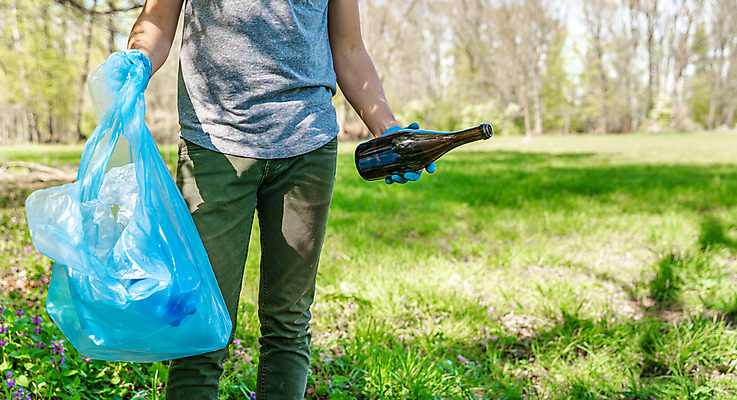 포토 JPG 해외이미지 나무 라이프스타일 공원 자연 유리병 비닐봉투 한명 들기 상반신 성인 야외 앞모습 초록색 잡기 쓰레기 에코 쓰레기봉투 쓰레기줍기 성인한명만 해외포토 식물 1 공공시설 뷰포인트 컬러 모션 병_용기 봉투 사람 생활 환경 생태계 성인만 파일형식 줍기 이미지허브