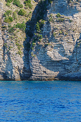 포토 JPG 해외이미지 나무 바다 여행 하늘색 자연 하늘 산 경사 사람없음 야외 초록색 물 햇빛 태양 반사 도시 만 보트 서핑 휴양지 노려봄 몬테네그로 생태학 석회암 터키석 수평선 해외포토 자연요소 식물 교육 컬러 배_교통 표정 파란색 장소 암석 수상스포츠 보석 생태계 파일형식 이미지허브