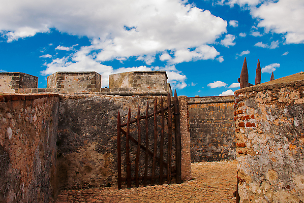 포토 JPG 해외이미지 구름 아이콘 무기 벽 바다 백그라운드 건축양식 하늘 불 벽돌 사람없음 물 여름 파란색 금속 총 수확 도시 성 수비 철 감옥 부식 군용 싸움 육군 쿠바 대포 천연기념물 산티아고 옛날 해외포토 자연요소 건축물 계절 건축 컬러 농업 모션 재질 군대 중앙아메리카 파일형식 이미지허브
