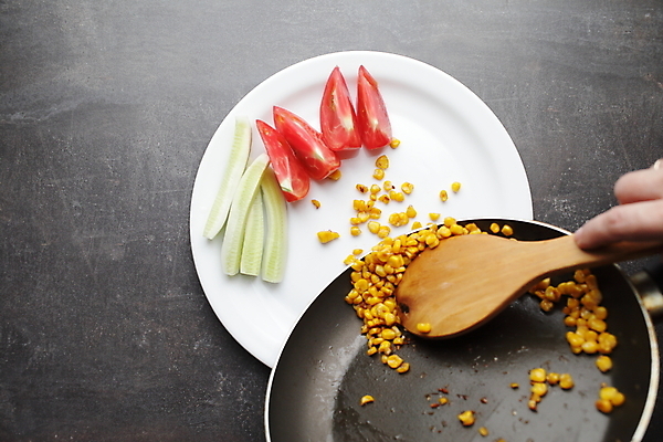 포토 JPG 해외이미지 접시 음식 농업 토마토 채소 재료 오이 건강 옥수수 요리 사람없음 소풍 주방 식당 식사 저녁식사 신선 뜨거움 달콤 그릴 아침식사 낟알 굽기 먹기 유기농 건강식 내추럴 점심식사 영양분 채식주의자 핸드메이드 비건 해외포토 식기 웰빙 산업 모션 주방용품 곡류 야외활동 상점 맛 구이 채식 파일형식 이미지허브